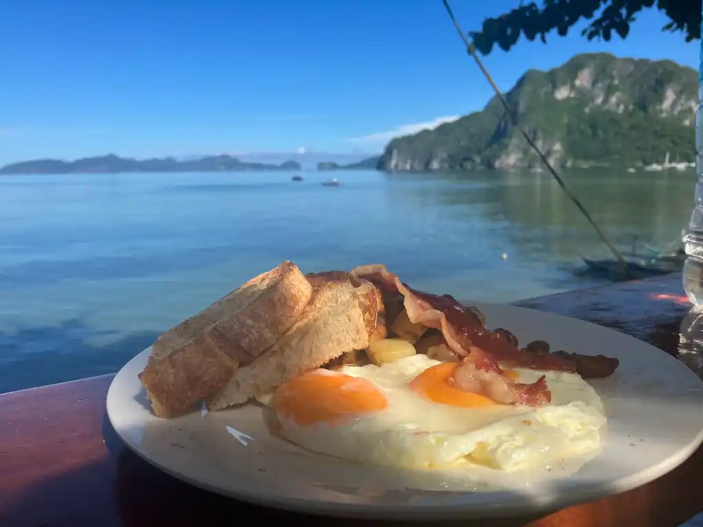 Breakfast with beach view in El Nido